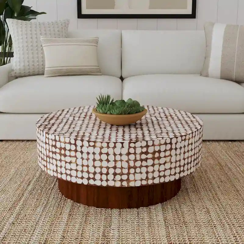 Table basse ronde avec base en coquilles de noix de coco